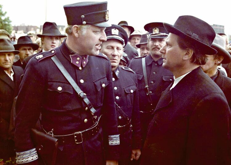Pulakapina on tositapahtumiin perustuva elokuva vuoden 1932 Nivalan konikapinasta. Ohjaus ja pääosa Mikko Niskanen (oik.).