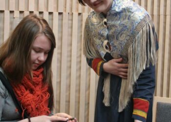 Inka Laiti (oik.) on löytänyt saamelaiset juurensa vasta aikuisena opettaen nyt saamen käsitöitä Inarissa Saamelaisalueen koulutuskeskuksessa. Kuvassa Inkan opetettavana on Tuuli Kultima.