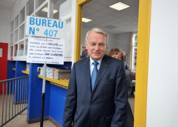 Pääministeri, sosialistien Jean-Marc Ayrault äänestyspaikalla Nantesissa sunnuntaina.
