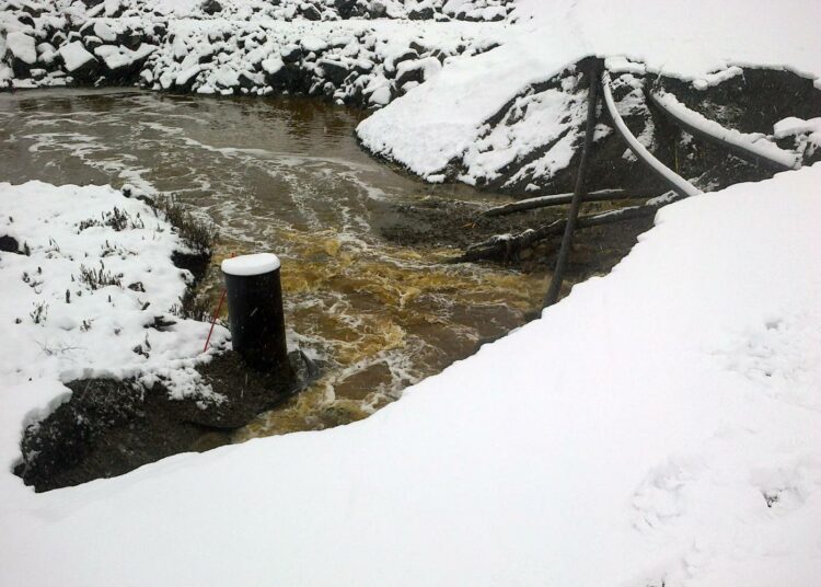 Talvivaaran mukaan havaitusta vuotopaikasta valuu kipsisakka-altaan vettä matalana purona 2-3 metrin leveydeltä.