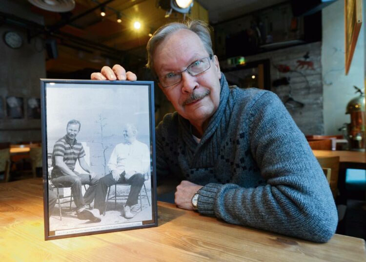 Erkki Saarela on ollut 40 vuotta näyttämöllä. Mustavalkoisessa kuvassa Saarela poseeraa Dario Fon kanssa hotelli Nationalin edustalla Kuubassa vuonna 1985.
