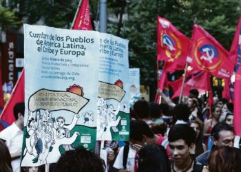 El cumbre de los pueblos keräsi Santiago de Chileen yli viisisataa puoluetta, kansalaisjärjestöä ja yhteiskunnallista liikettä.