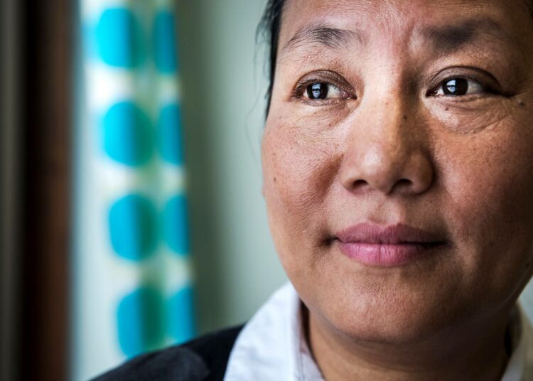 Vuoden pakolaisnaiseksi valittu Mi Mi Po Hti auttaa omien kokemuksiensa pohjalta uusia tulokkaita: neuvoo talousasioissa, auttaa työn tai opiskelupaikan etsinnässä ja kannustaa ihmisiä yrittämään elämässä eteenpäin.