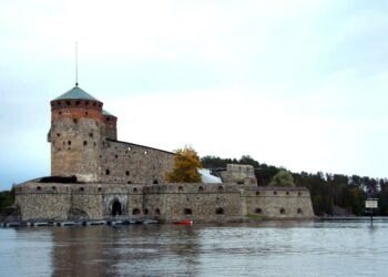 Olavinlinna on saanut nykyisen muotonsa useiden rakennusvaiheiden aikana.