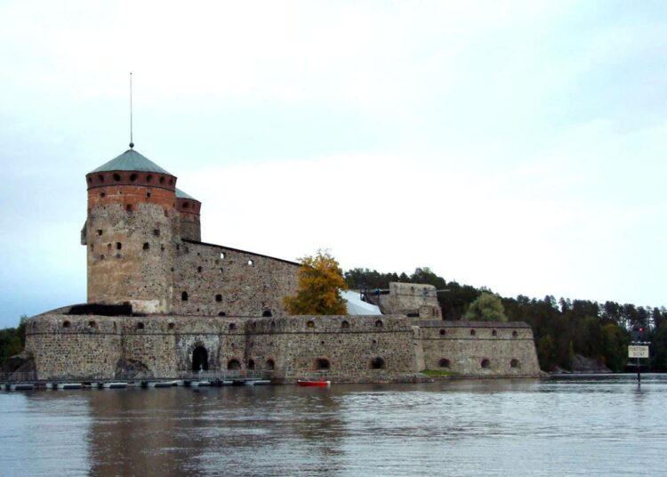 Olavinlinna on saanut nykyisen muotonsa useiden rakennusvaiheiden aikana.