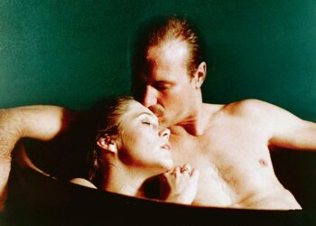 Huuma on trilleri lakimiehestä, joka floridalaisen helleaallon keskellä rakastuu kohtalokkaaseen kaunottareen. Kuvassa Kathleen Turner ja William Hurt.