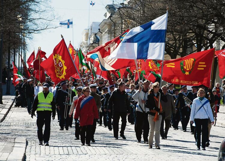 Työväen iput liehuivat Suomen lipun kera Helsingin vappumarssilla 2012.