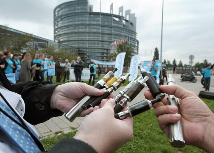 Zamfirescu jatkoi vankalla kyllä-linjalla europarlamentin käsitellessä tupakkalakeja toissa viikolla.