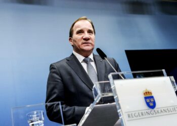 Pääministeri Stefan Löfven (sosialidemokraatit) kertomassa ennenaikaisista vaaleista lehdistötilaisuudessa keskiviikkona.