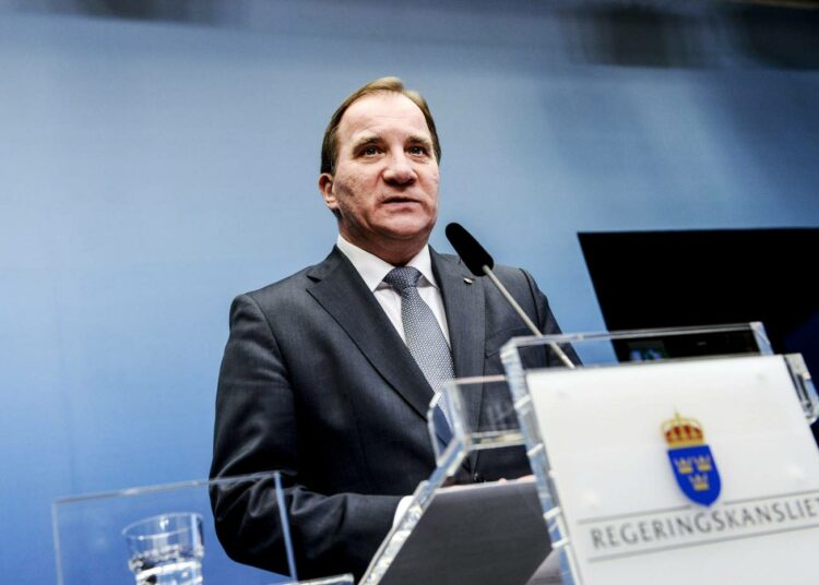 Pääministeri Stefan Löfven (sosialidemokraatit) kertomassa ennenaikaisista vaaleista lehdistötilaisuudessa keskiviikkona.