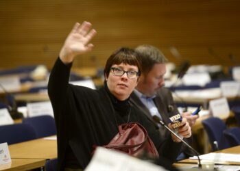 Euroedustaja Merja Kyllönen vaatii komissiolta reilumpia EU-tasoisia työehtoja.