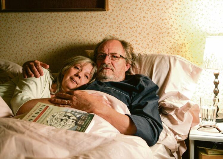 Vuosi elämästä onelokuva vanhasta pariskunnasta, joka viettää seesteistä elämää. Kuvassa Ruth Sheen ja Jim Broadbent.