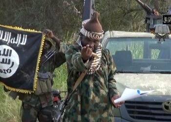 Boko Haramin johtaja Abubakar Shekau uhkaa YouTubessa julkaistulla videolla laajentaa iskuja Kameruniin.