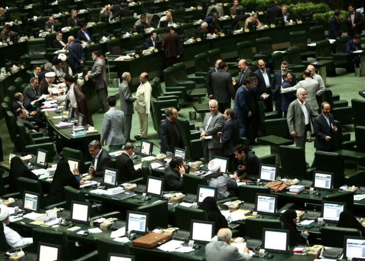 Iranin yhteiskunta on muuttunut liberaalimmaksi viime vuosina, mutta naisia syrjivä lainsäädäntö on jopa tiukentumassa. Kuva maan parlamentista Teheranissa.