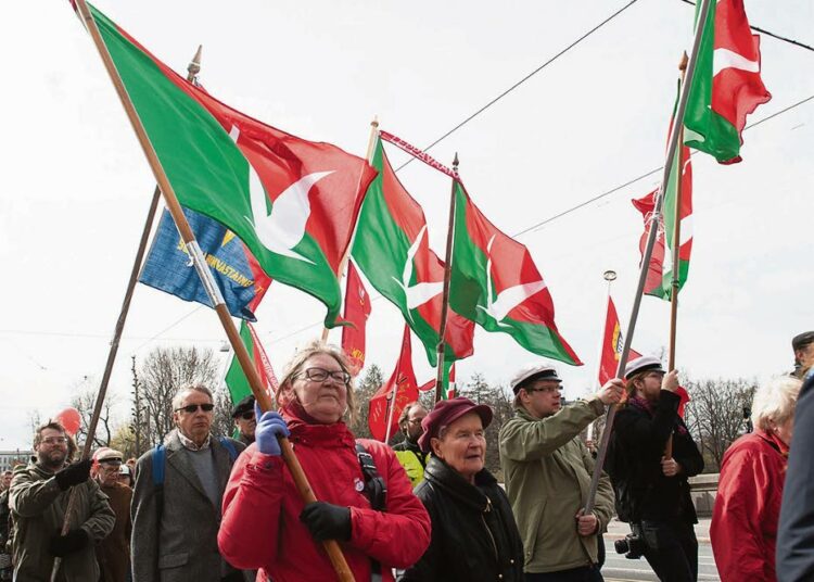 Vasemmistoliiton liput liehuivat tänäkin vuonna Helsingin vappumarssilla.