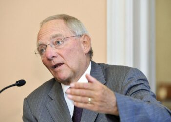 Saksan valtiovarainministeri Wolfgang Schäuble vaatii kaikkia hyväksymään Saksan raha- ja talouspoliittiset opit.