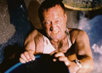 Merisairas on ekologinen jännityselokuva rahtilaivasta, joka ajelehtii Välime-rellä ydinjätelastissa.  Kuvassa kapteeni Sebastian Belger (Bob Peck).