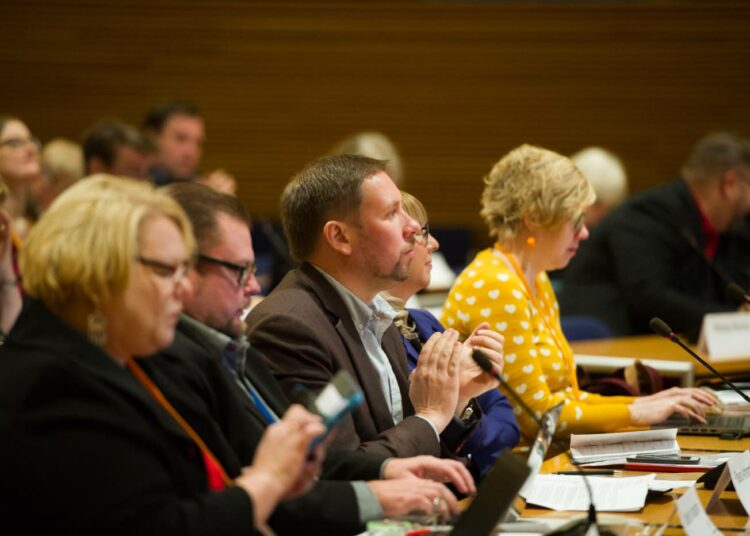 Paavo Arhinmäki sai kiitoksia useimmissa yleiskeskustelun puheenvuoroissa.