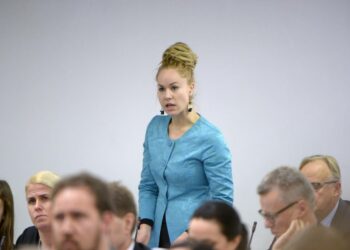 Vasemmistoliiton kansanedustaja Hanna Sarkkinen arvioi, että monet hallituksen toimista toimivat suoraan työllisyystavoitetta vastaan.