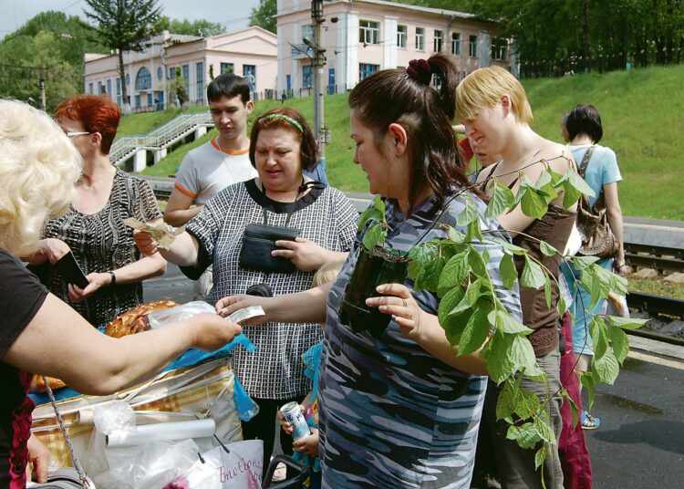 Kansalaisopistoissa opiskelee vuosittain noin 650 000 suomalaista. Lappeenrantalaisen Etelä-Karjalan kansalaisopiston venäjänkurssi kokeili kielitaitoaan kolmen viikon Vladivostokin-junamatkalla vuonna 2009. Väliasemilla riitti monenlaista ihmeteltävää.