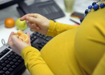 Äitiys vaikuttaa työllistymisessä voimakkaammin maahanmuuttajanaisilla kuin suomalaisnaisilla.