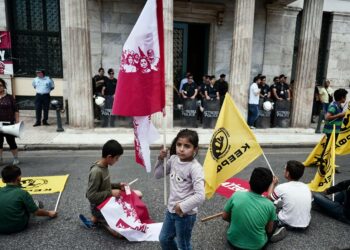 Kansalaisjärjestöjen tukemat pakolaislapset osoittivat viime viikolla mieltään Ateenassa.
