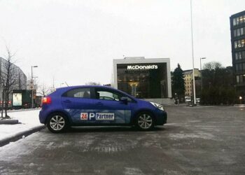 Kirjoittaja moittii yksityisen pysäköinninvalvonnan sääntelyä. Kuvassa toimiva yritys ei liity kirjoittajan kokemuksiin.