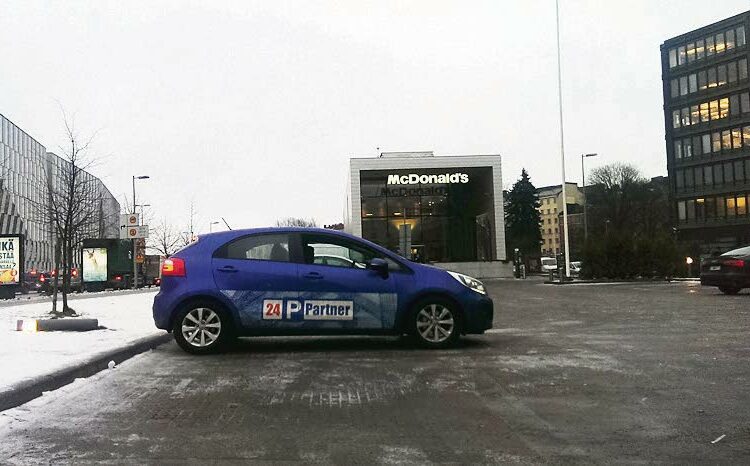 Kirjoittaja moittii yksityisen pysäköinninvalvonnan sääntelyä. Kuvassa toimiva yritys ei liity kirjoittajan kokemuksiin.
