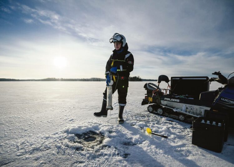 Vesinäytteiden otto on tarkkaa puuhaa. Näytteet pitää hakea oikeista paikoista vesistössä, oikealla tavalla, oikeista syvyyksistä ja oikealla analyysivalikoimalla. Jyrki Ikävalko Kokemäenjoen vesiensuojeluyhdistyksestä on ottamassa ympäristölupiin liittyviä vesinäytteitä Rautavedestä Sastamalassa.