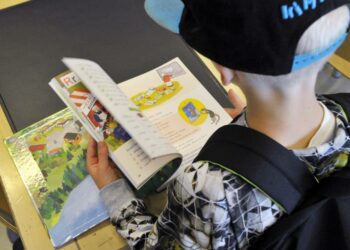Kirjoittaja muistaa elävästi, kuinka kokoomus vastusti peruskoulu-uudistusta joka sen mielestä oli viimeisiä askelia maan sosialisoimisessa.