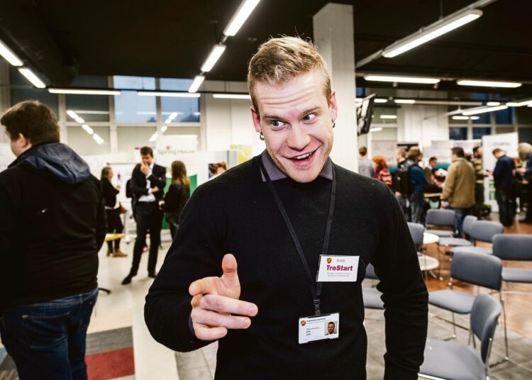 Mitä osaamista työnhakijalla jo on, mitä osaamista hän voisi haluta ja millä osaamisella olisi kysyntää. Näiden kysymysten avulla omavalmentaja Antti Salmi selvittää yhdessä asiakkaan kanssa tämän tietä kohti työllistymistä.