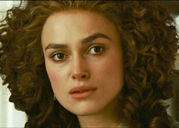 Elokuva pursuaa epookkia. Kuvassa herttuatar (Keira Knightley).