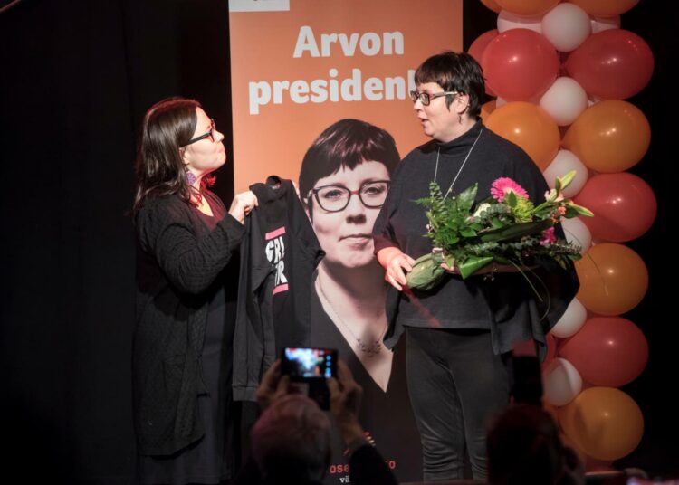 Vasemmistoliiton jäsen- ja naispoliittinen sihteeri Silla Kakkola antoi Kyllöselle t-paidan kiitospuheen jälkeen.