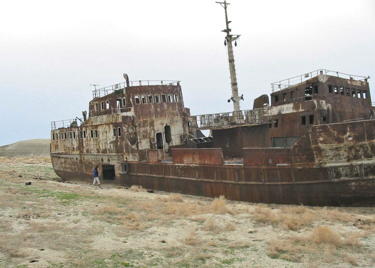 Aral-järven kuivuminen jätti rannoille ruostuneita laivanhylkyjä.