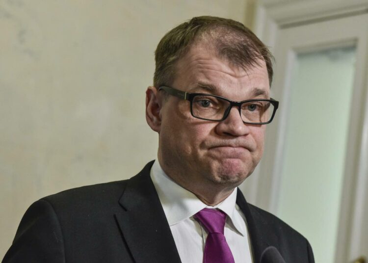Pääministeri Juha Sipilä (kesk.) hehkuttaa kannustavaa talouspolitiikkaa, jonka kääntöpuolelta löytyy köyhyys.