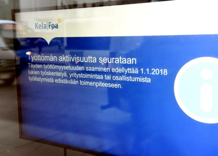 Työttömien aktiivisuuden seurannasta kertova tiedote Kelan toimipisteen ilmoitustaululla Helsingissä.