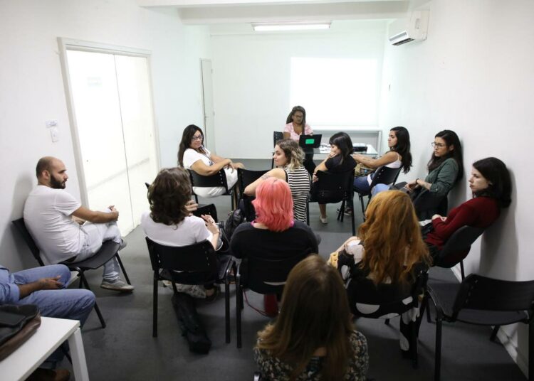 Brasilian lokakuun vaaleihin valmistautuva Naisten kampanja aloitettiin Mídia Ninja -verkoston tiloissa Rio de Janeirossa elokuun alussa. Kokousta johti Driáde Aguiar.