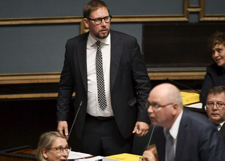 Vasemmistoliiton Paavo Arhinmäki on kritisoinut osakesäästötiliä myös eduskunnan kyselytunneilla.