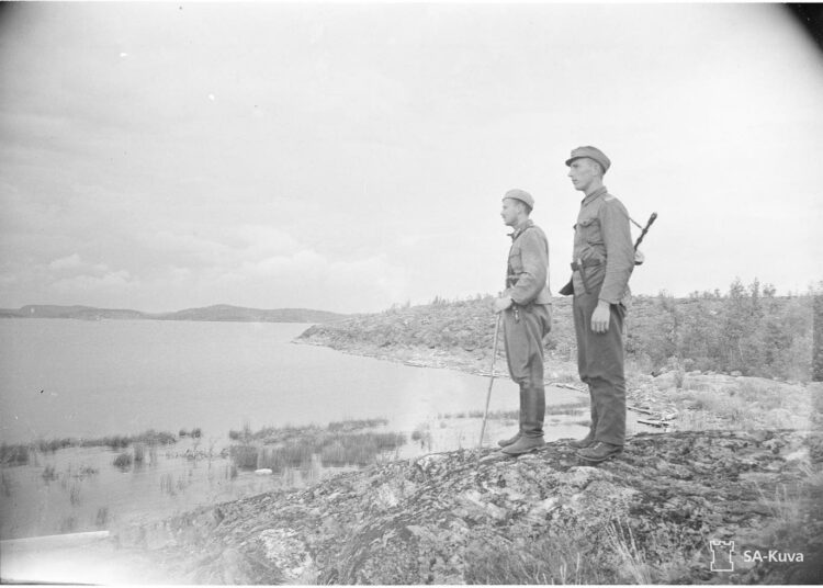 Luutnantti Holopainen ja alikersantti Rahikainen olivat kaksi niistä kuudesta miehestä, jotka selvisivät hengissä Petäjäsaaren valtauksesta. Kuva on otettu elokuussa 1941.