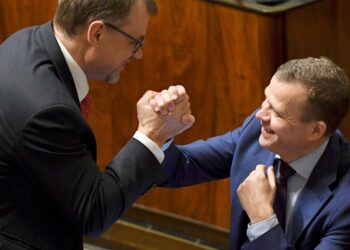 Pääministeri Juha Sipilä (kesk.) ja valtiovarainministeri Petteri Orpo (kok.) siirtävät vastuun huonosti valmistellusta sote-lainsäädännöstä maakunnille.