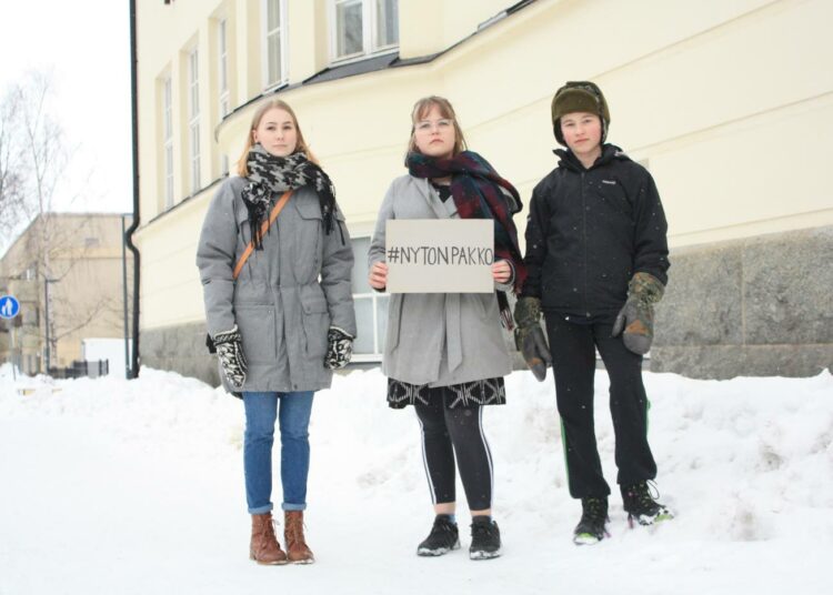 Emilia Hakkarainen, 19, Aino Korpinen, 16, ja Otso Mehtätalo, 15, ovat joensuulaisia ilmastoaktivisteja.