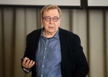 Hallitus kuuli iltakoulussa Suomen ilmastopaneelin puheenjohtajaa, professori Markku Ollikaista.