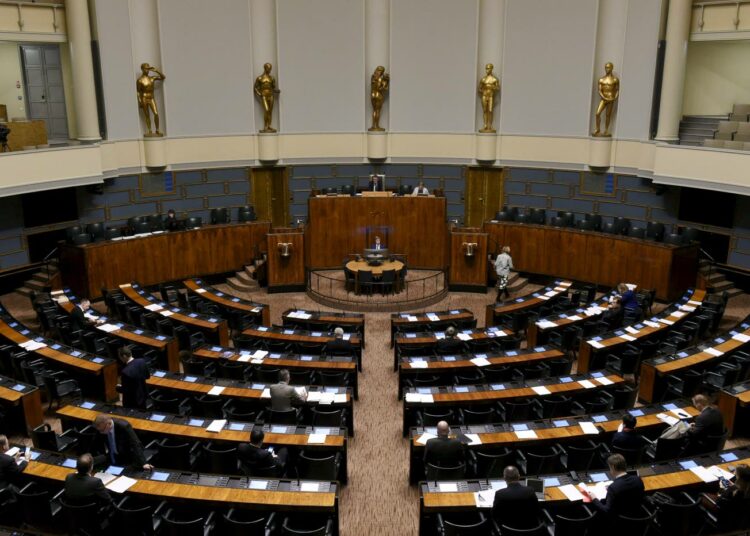 Eduskunta aloitti ravintolat sulkevan lakiesityksen käsittelyn heti tiistai-iltana.