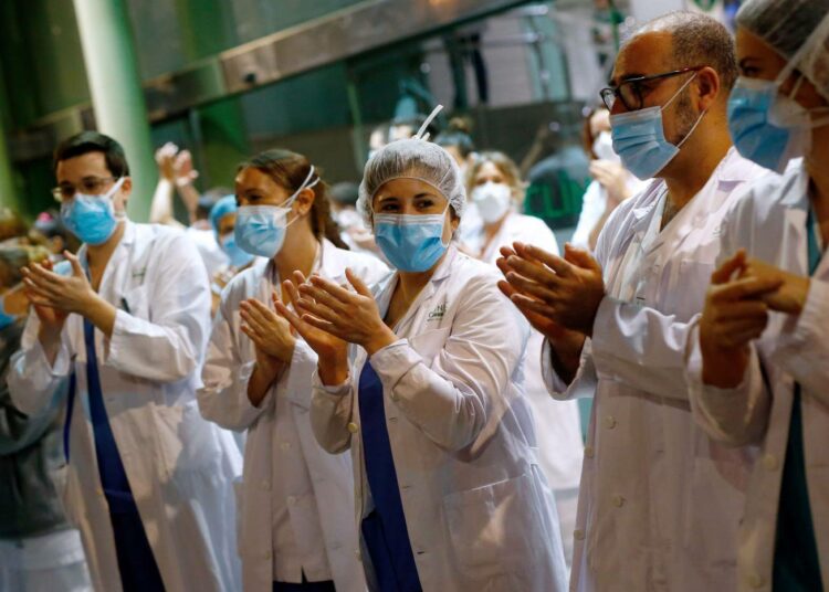 Lääkäreitä ja sairaanhoitajia taputtamassa viime torstaina Barcelonassa kiitokseksi ihmisille, jotka iltaisin kannustavat terveydenhoitohenkilöstöä taputuksin.