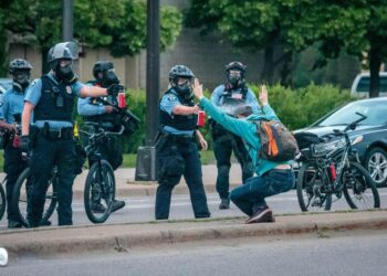 Poliisi ruiskutti pippurisumutetta mielenosoittajan kasvoille Minneapolisissa sunnuntaina.