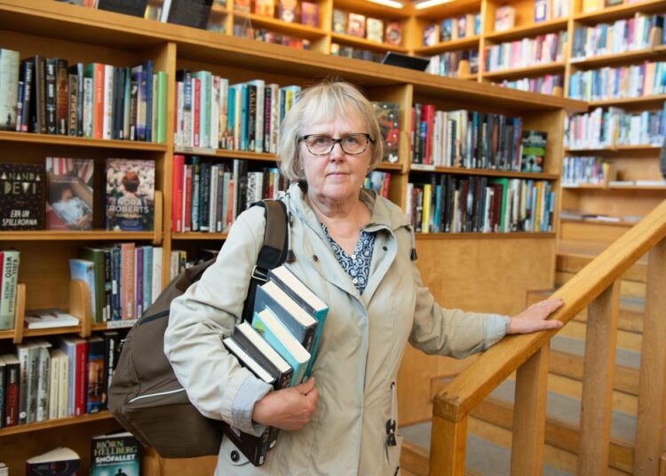 – Kevät on ollut omituinen. Asiakkaita piti ryhtyä palvelemaan etänä, mikä on erikoista kirjastoalalla, joka perustuu paljolti henkilökohtaiseen asiakaspalveluun, kuvailee erikoiskirjastovirkailija Marja Häggman.