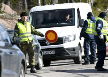 Uusimaa eristettiin viime vuoden maaliskuussa, kun koronapandemia levisi Suomeen. Sulkua valvoivat poliisit ja varusmiehet.