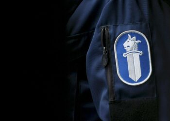 Kolmea poliisimiestä epäillään virkasalaisuuden rikkomisesta. Heidän epäillään luovuttaneen salaiseksi luokiteltua tietoa ainakin äärioikeistoryhmän käyttöön.