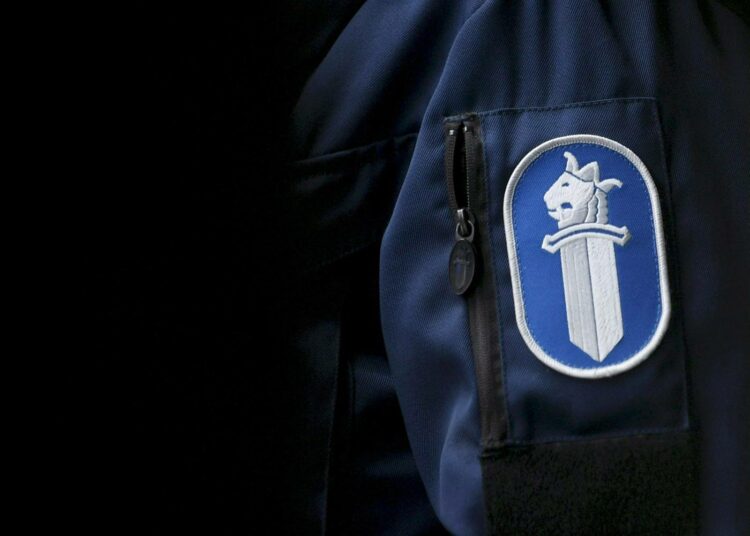 Kolmea poliisimiestä epäillään virkasalaisuuden rikkomisesta. Heidän epäillään luovuttaneen salaiseksi luokiteltua tietoa ainakin äärioikeistoryhmän käyttöön.