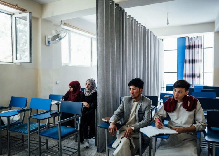 Syyskuun 7. Avicennan yksityisessä yliopistossa Kabulissa. Luokassa opetetaan journalistiikkaa ja sukupuolet on erotettu toisistaan verhoilla. Vallanvaihdon jälkeen vain harvat opiskelijat ovat uskaltaneet tulla luennoille.